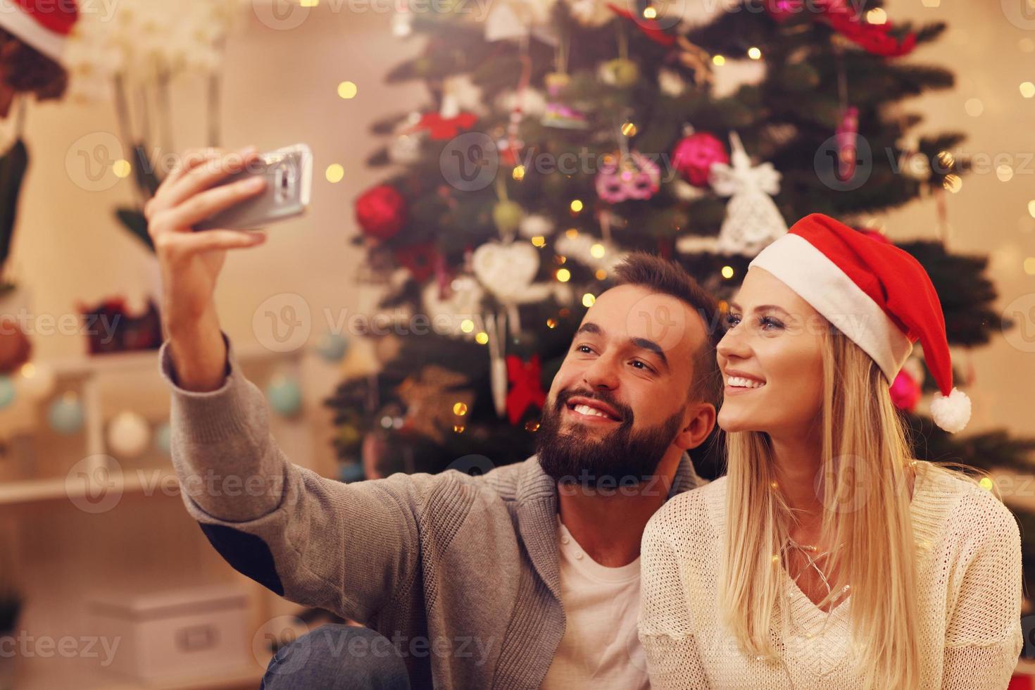 grupo de amigos se divertindo durante o natal foto