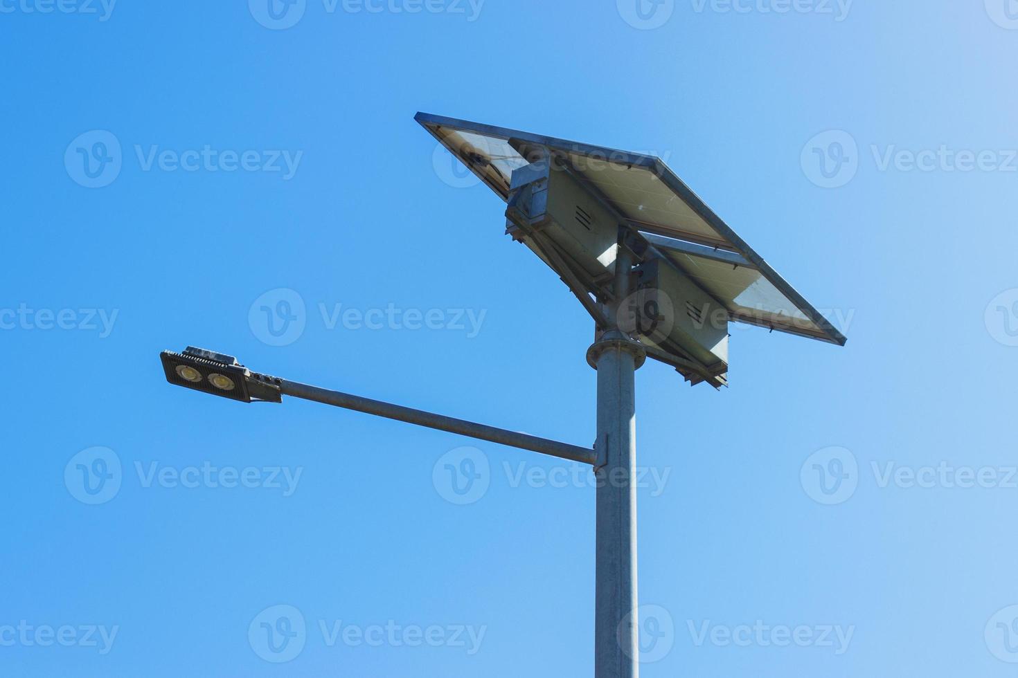 luz de rua com painel solar. lâmpada led energia renovável foto