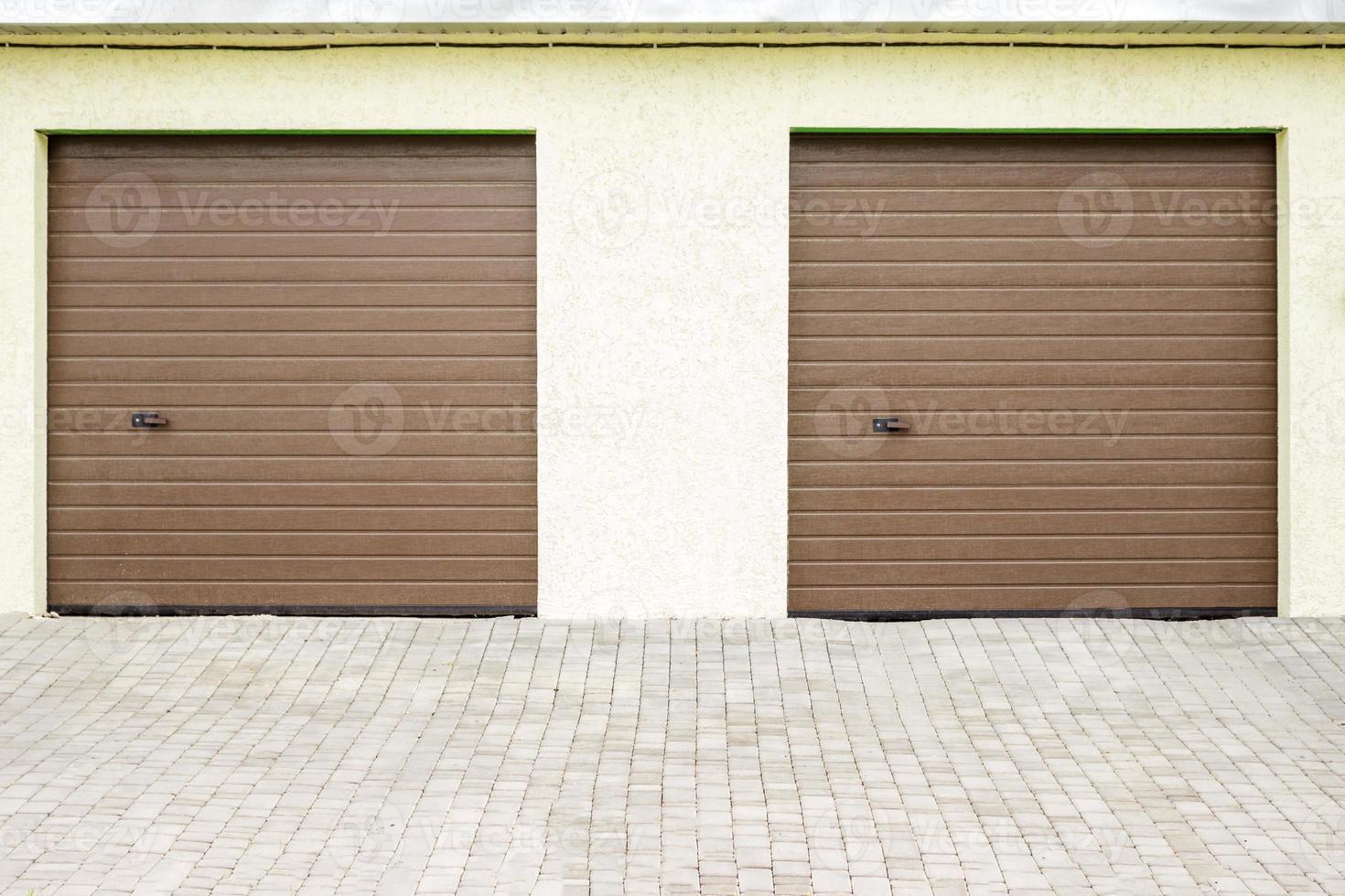 par de portas de garagem modernas. grandes portas automáticas de garagem para uma casa de férias rica. foto