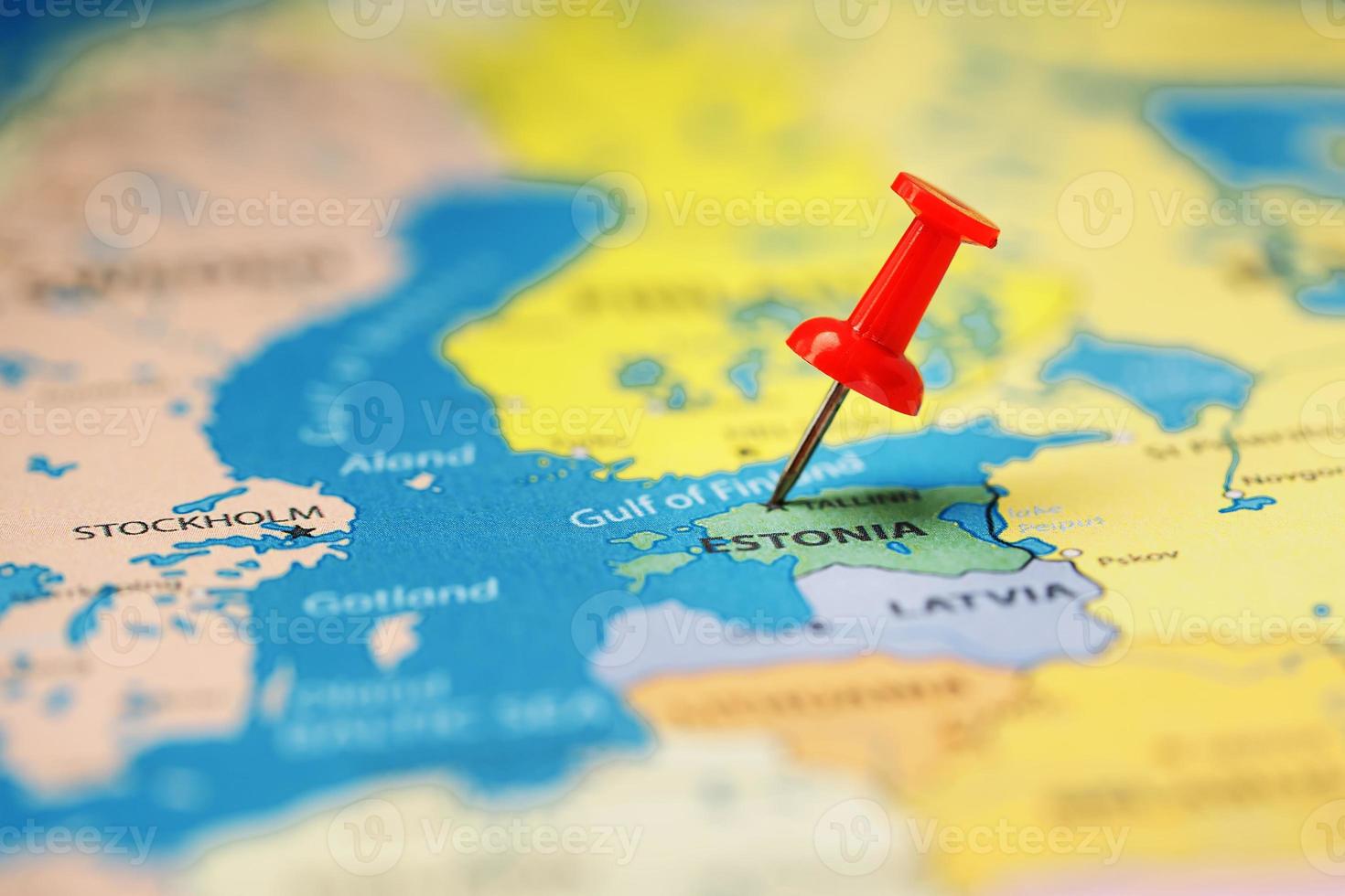 use o botão vermelho para marcar a localização e as coordenadas do seu destino no mapa do país da estônia. foto