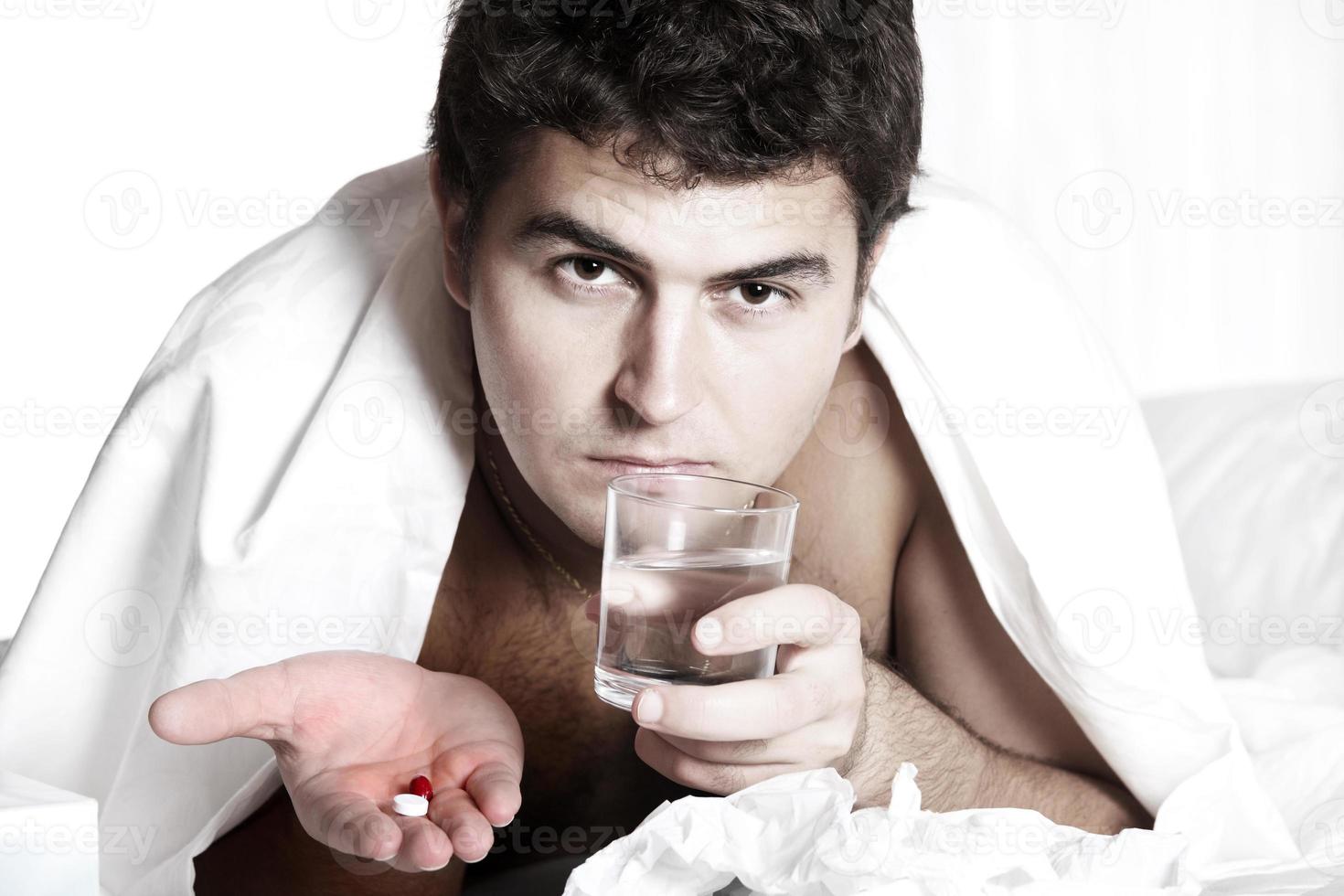 homem tendo um resfriado foto