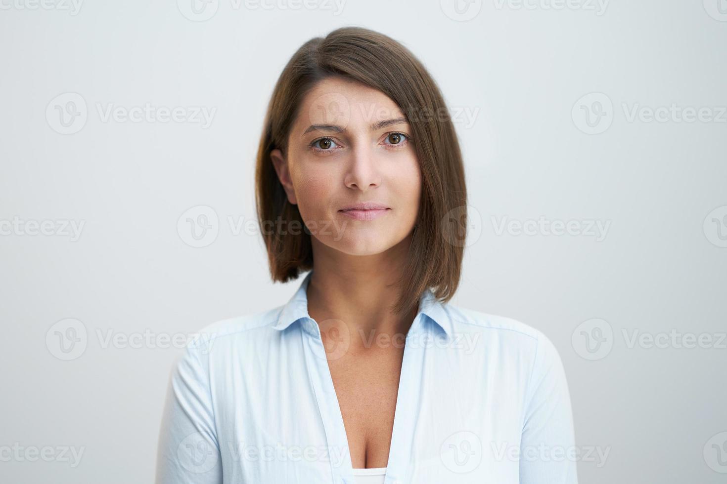 retrato de rosto de mulher atraente sobre fundo branco foto