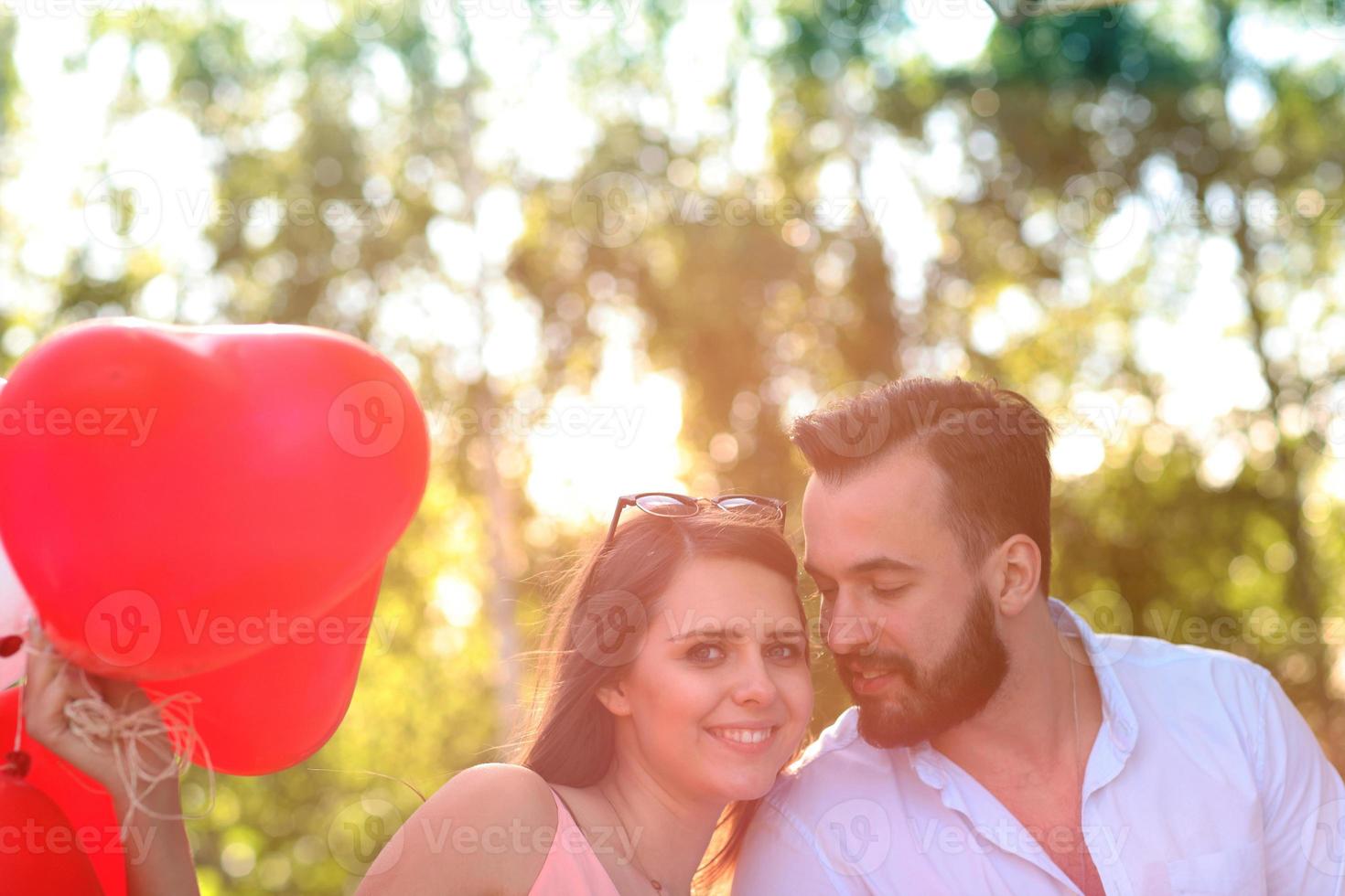 casal romântico com balões foto