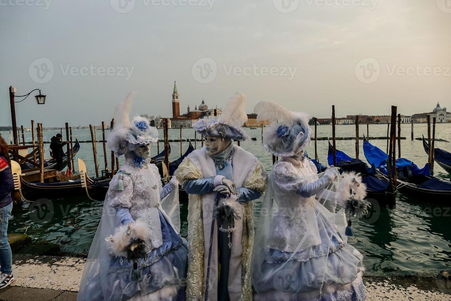 pessoas não identificadas usando máscaras de carnaval no carnaval de veneza em veneza, itália, por volta de fevereiro de 2022 foto