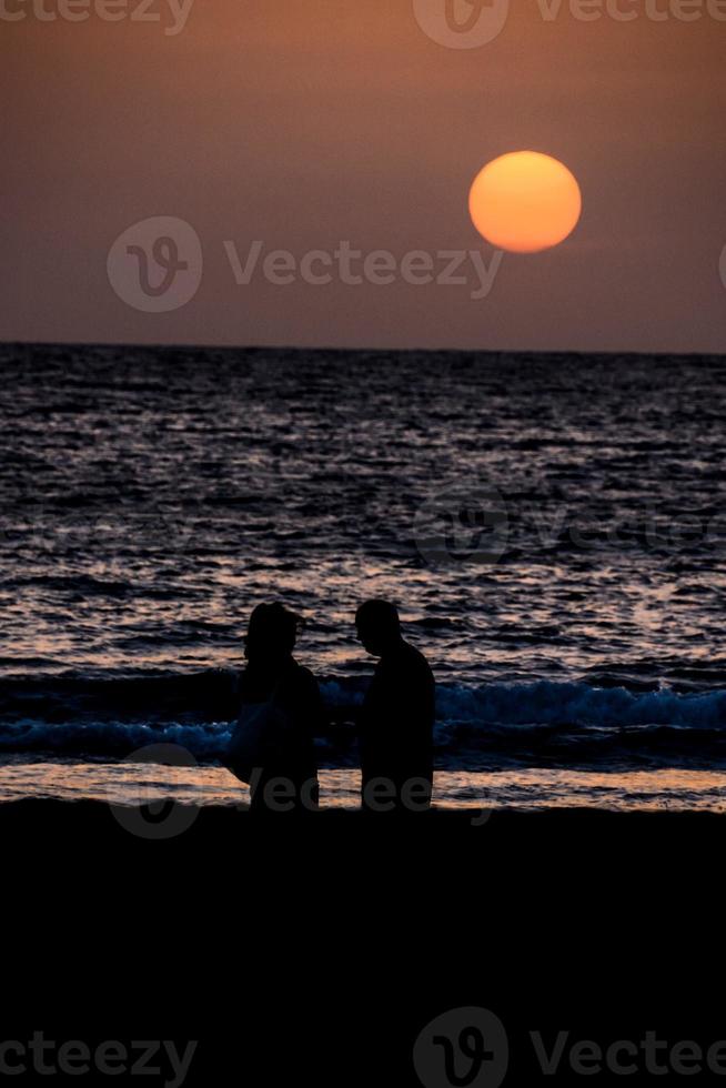 pôr do sol sobre o oceano foto