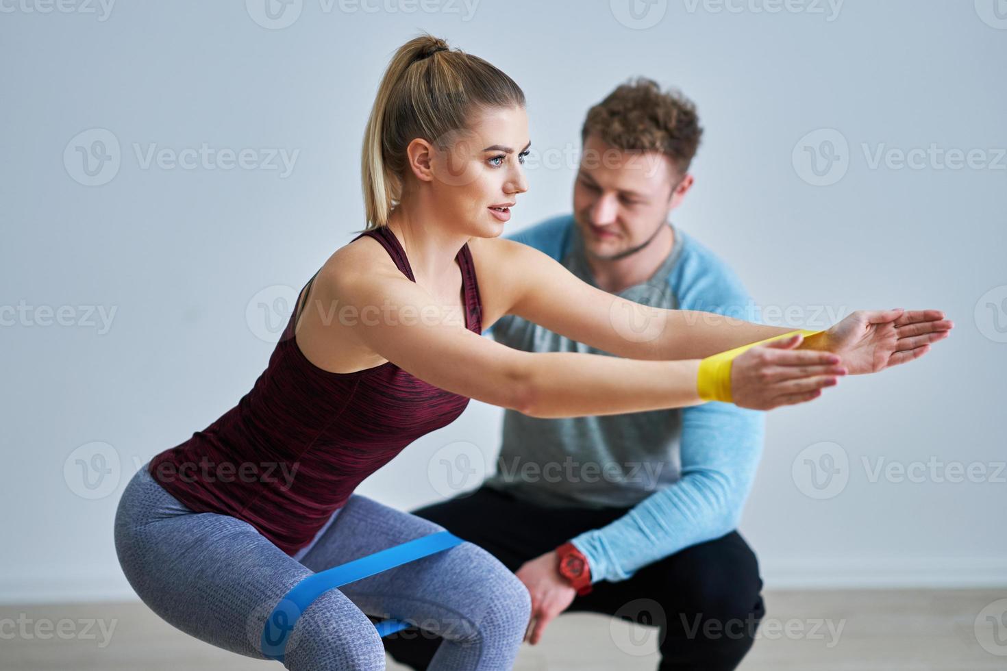 mulher adulta treinando com seu personal trainer foto