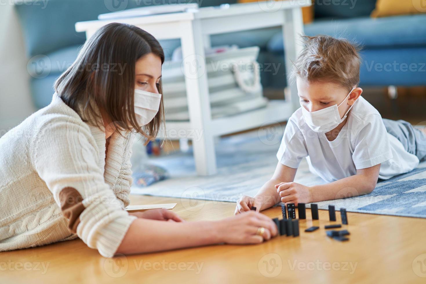 mãe e filho brincando juntos em isolamento domiciliar durante a pandemia de coronavírus foto