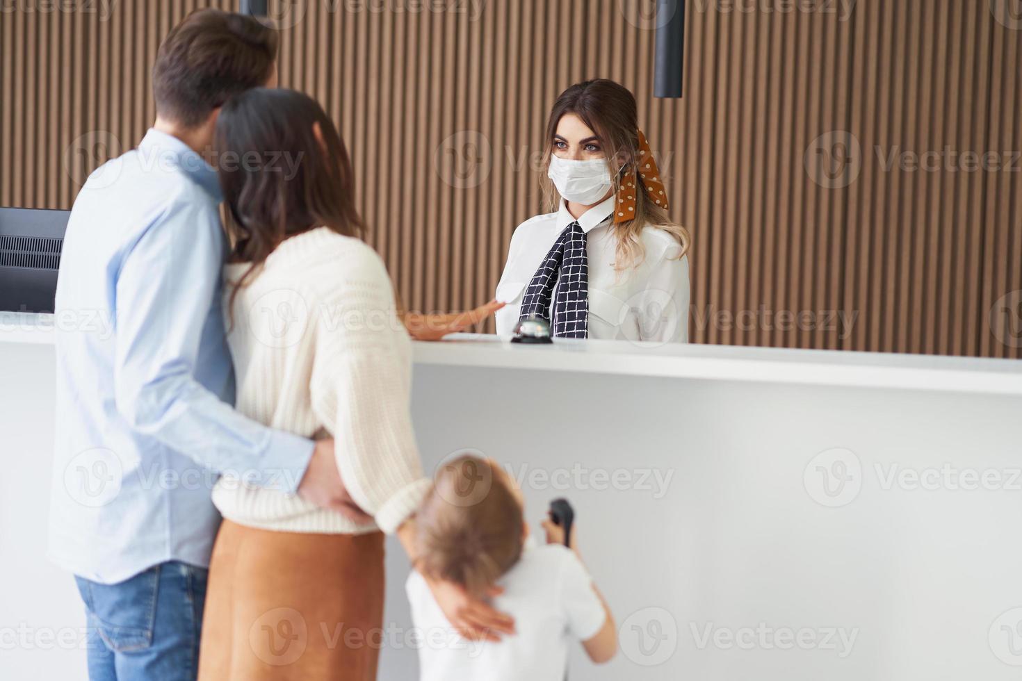 foto da família fazendo check-in no hotel