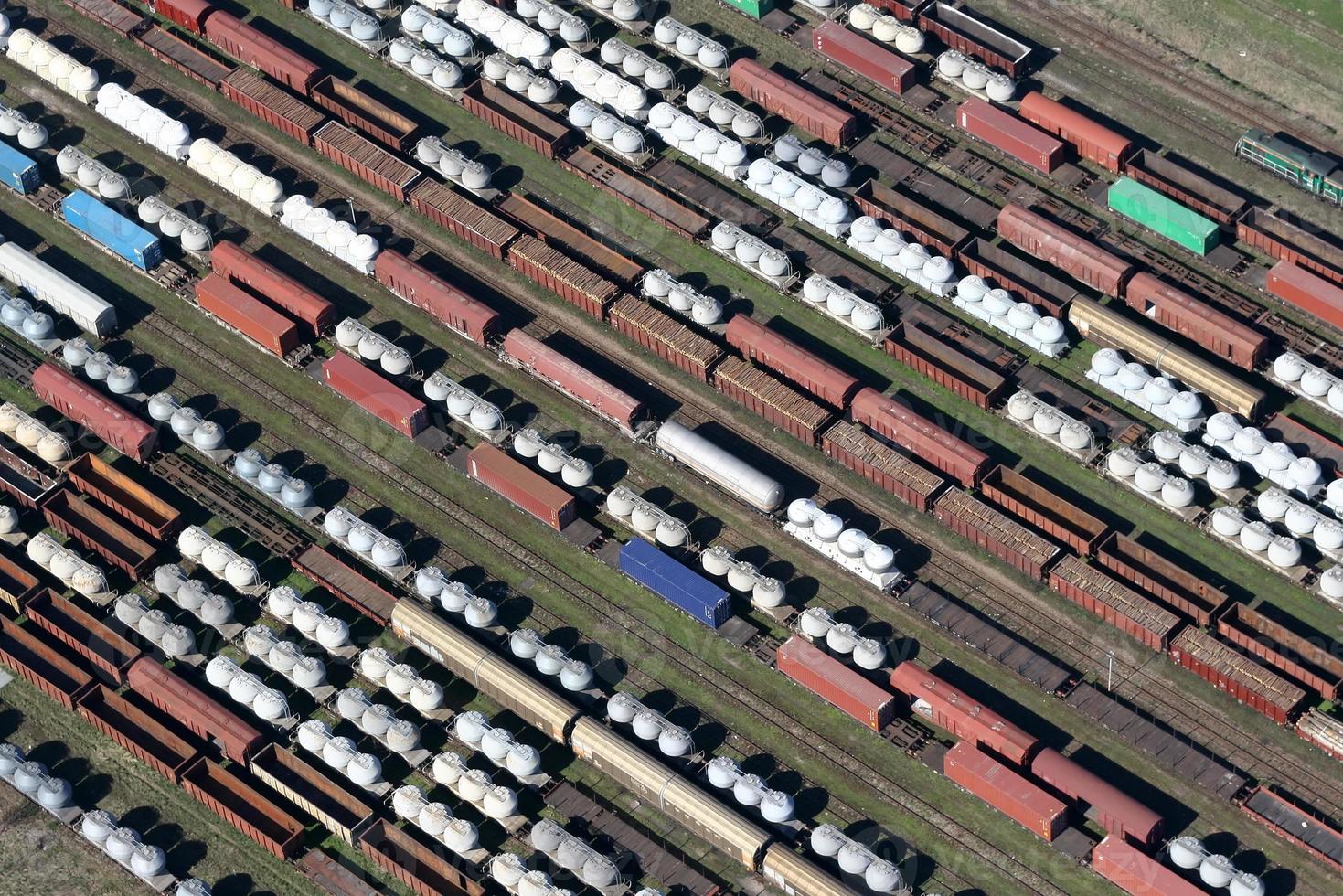 vista aérea de armazenamento de trem de carga foto