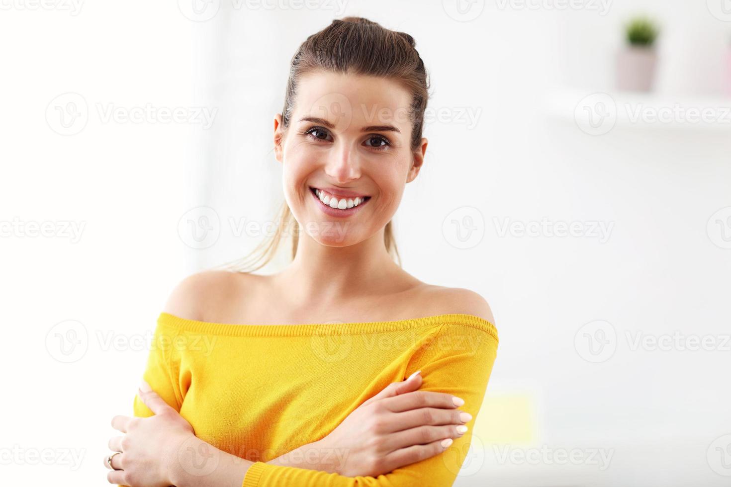 mulher feliz relaxando em casa foto