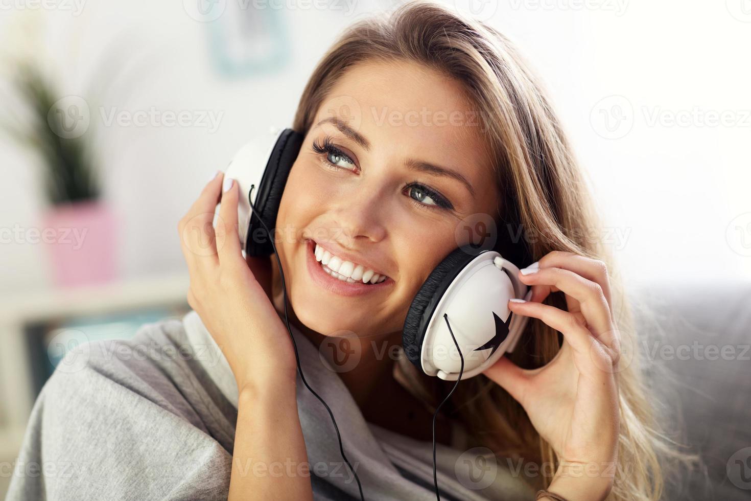 mulher feliz ouvindo música em casa foto