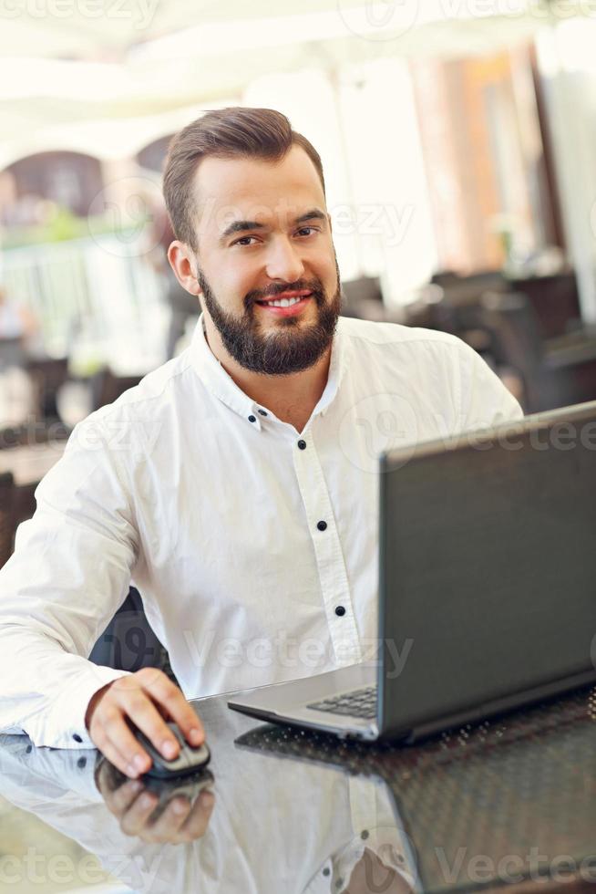 jovem gerente trabalhando no café foto