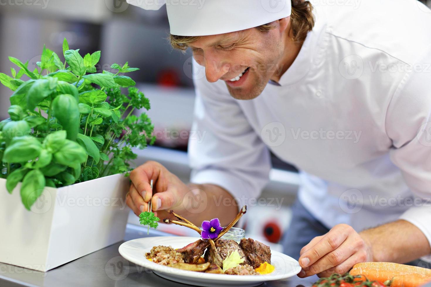 chef ocupado trabalhando na cozinha do restaurante foto