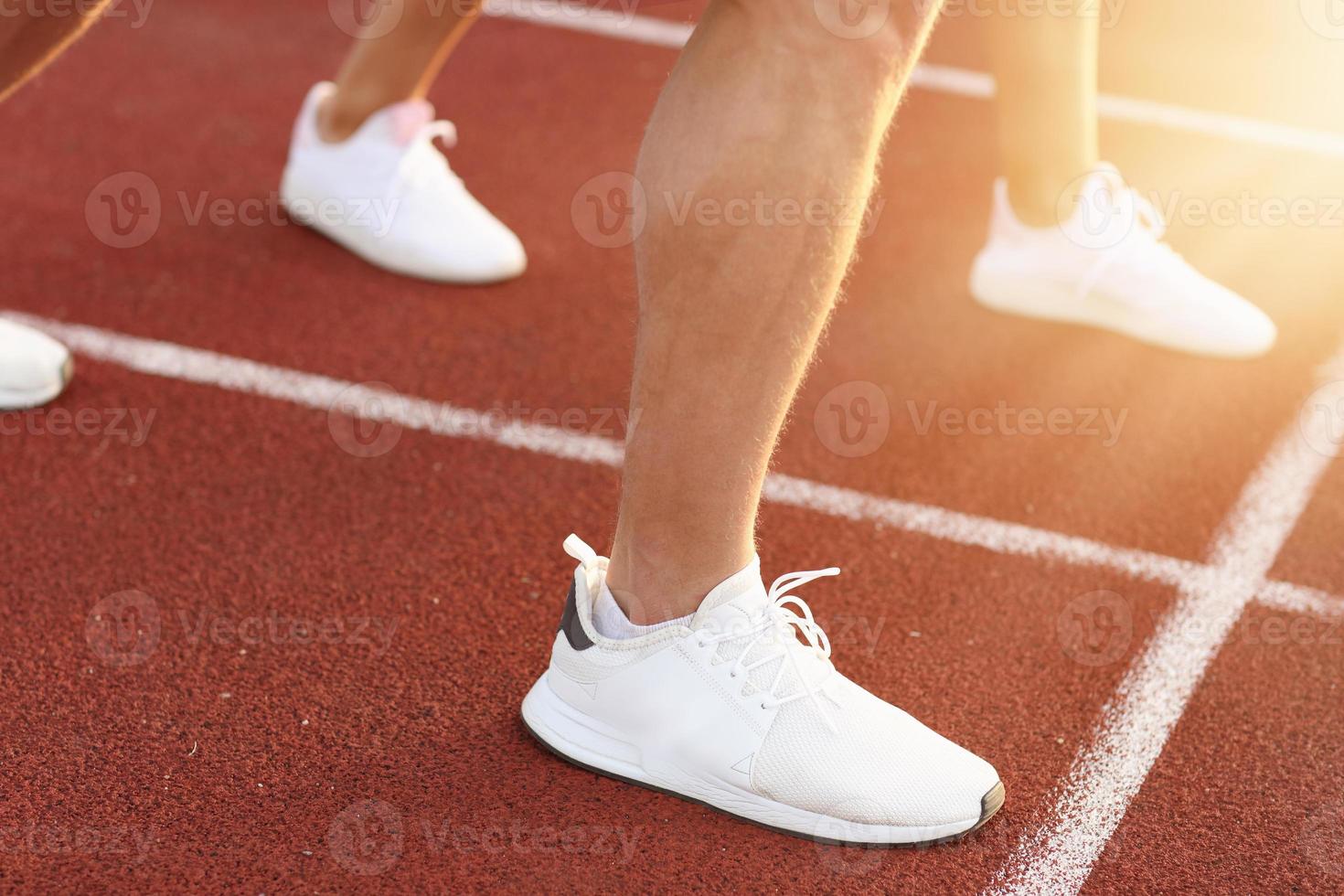 homem e mulher correndo na pista ao ar livre foto