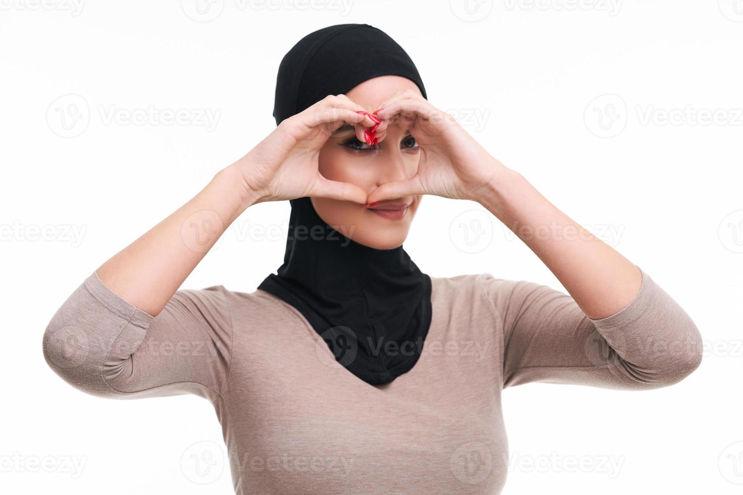 mulher muçulmana sobre fundo branco foto