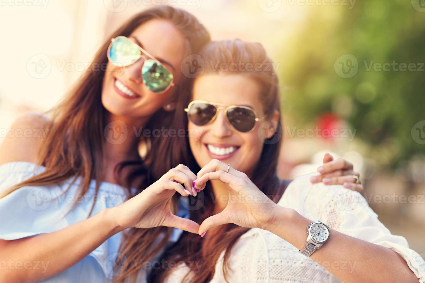 amigas felizes saindo na cidade no verão foto