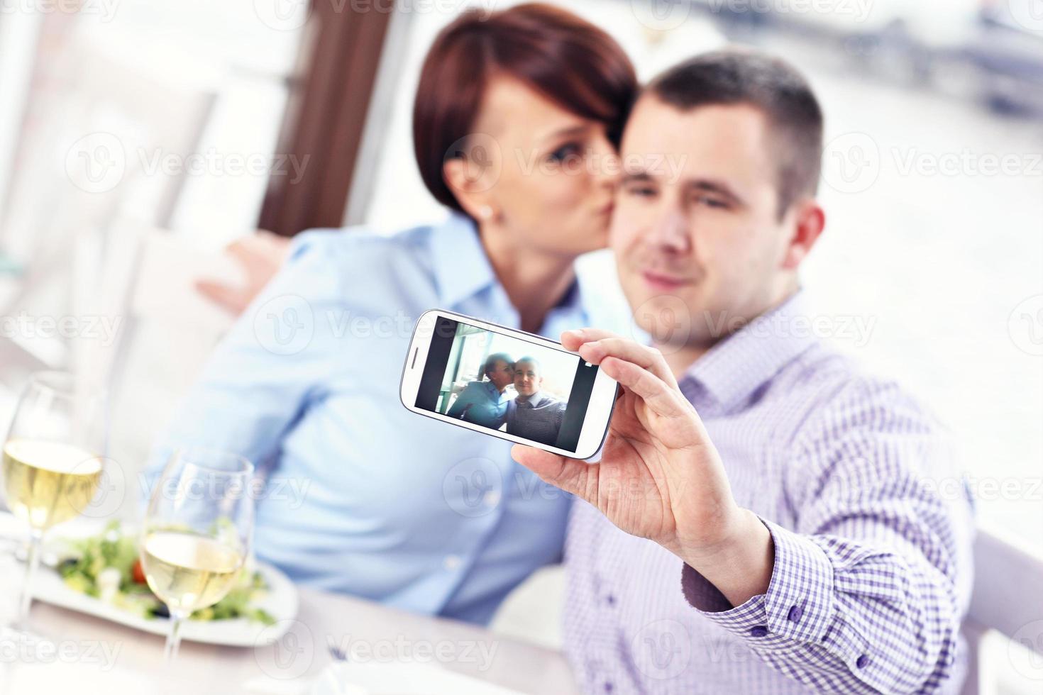 beijo em um restaurante foto