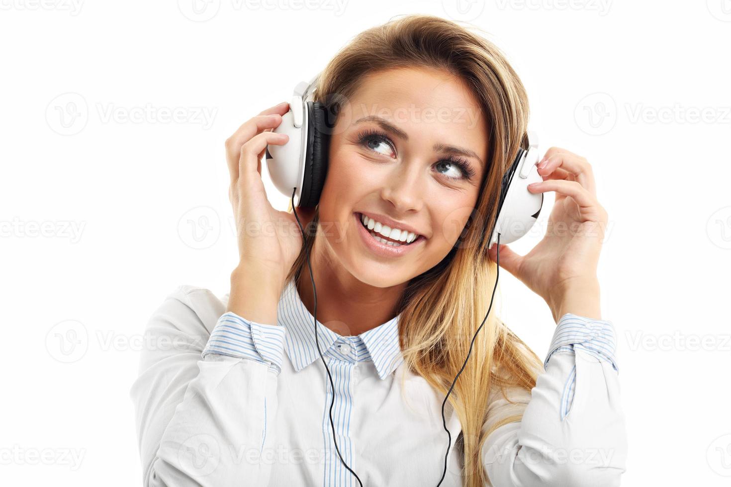 mulher com fones de ouvido ouvindo música - isolada foto