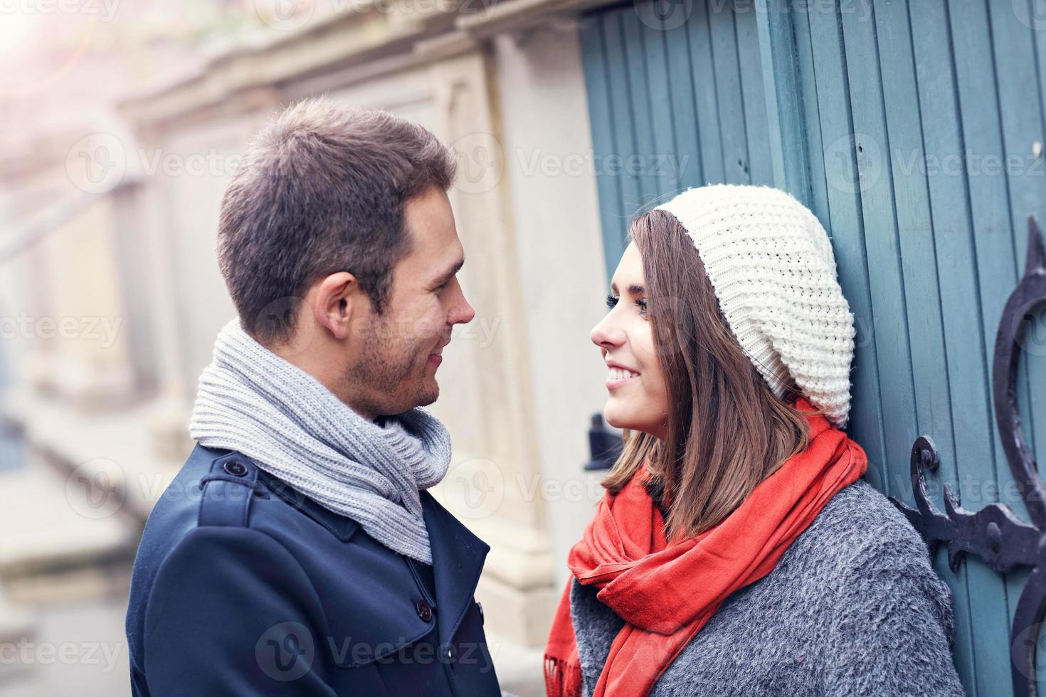 jovem casal na data na cidade foto