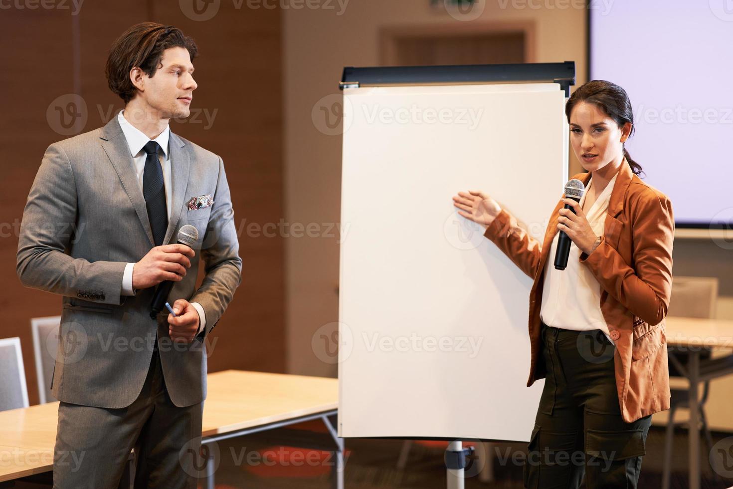 pessoas de negócios tendo treinamento durante a conferência foto