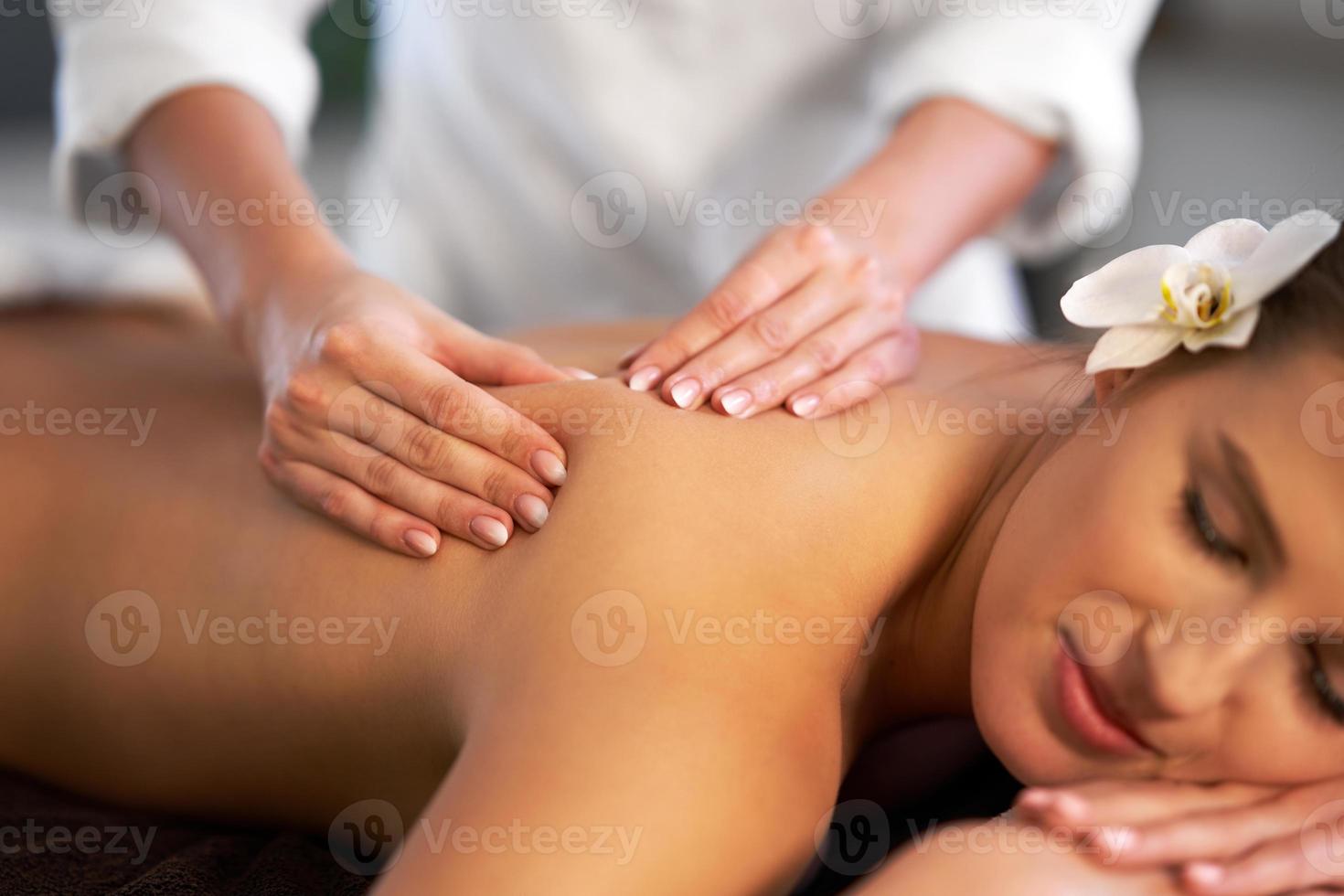 mulher relaxada recebendo massagem nas costas foto