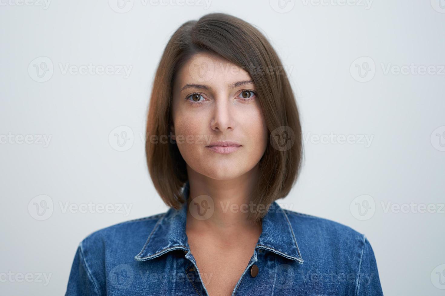 retrato de rosto de mulher atraente sobre fundo branco foto