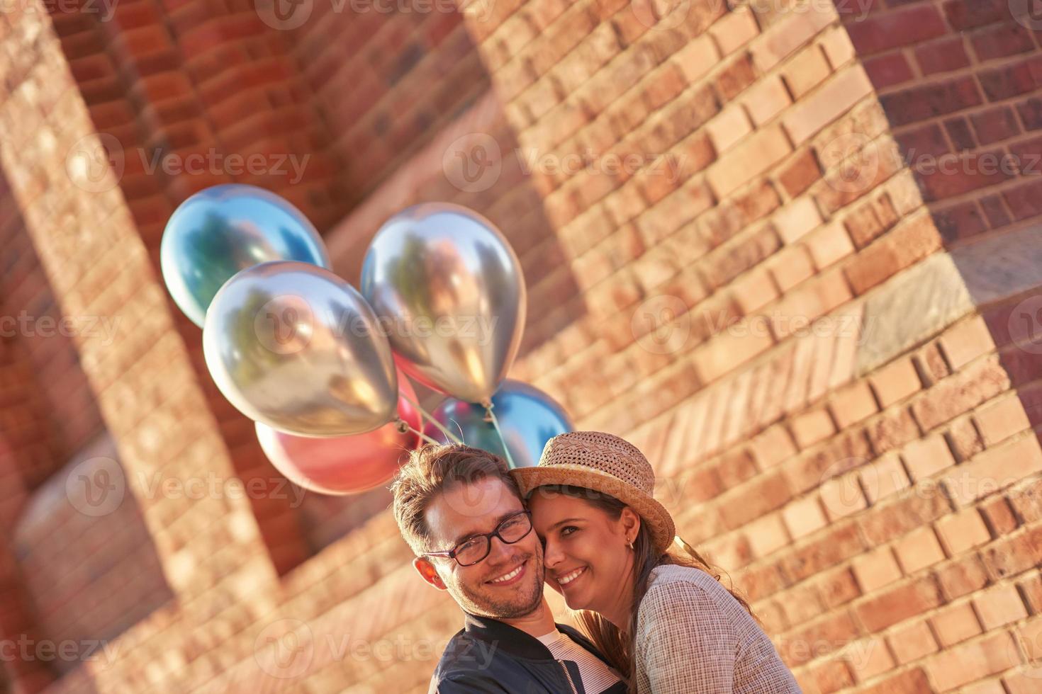 adultos felizes turistas passeando gdansk polônia no verão foto