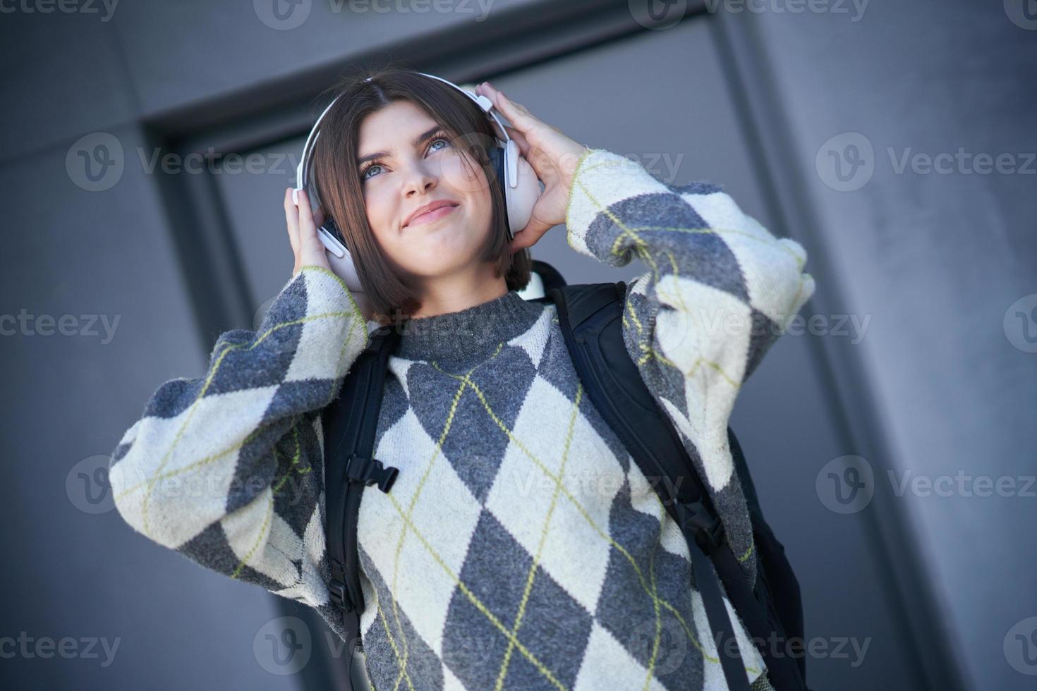 feliz jovem estudante positiva a caminho da faculdade foto