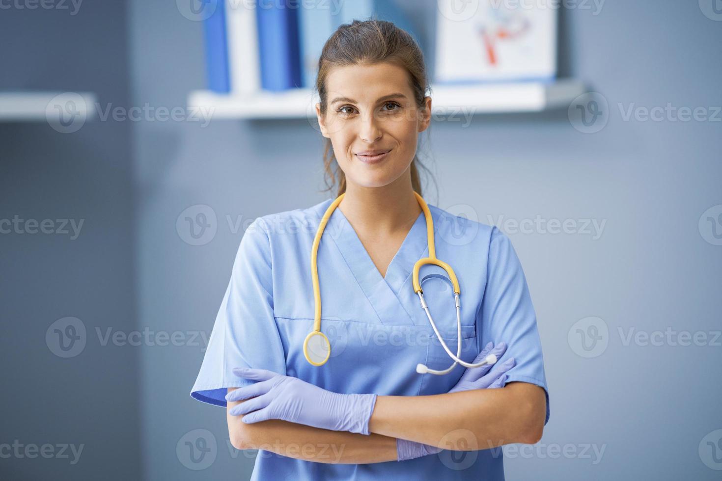 médica veterinária posando na clínica foto