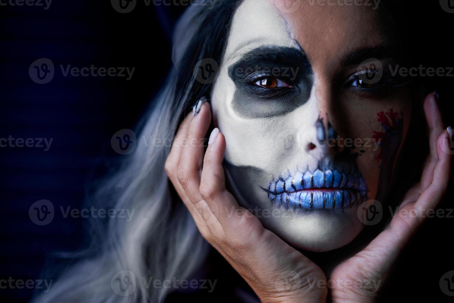 retrato assustador de mulher em maquiagem gótica de halloween foto