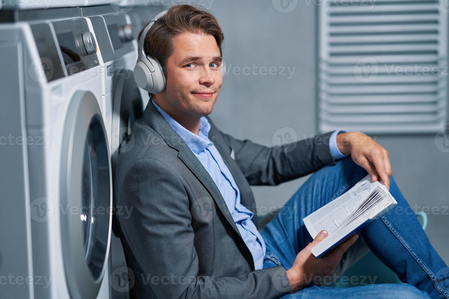 jovem empresário na lavanderia foto