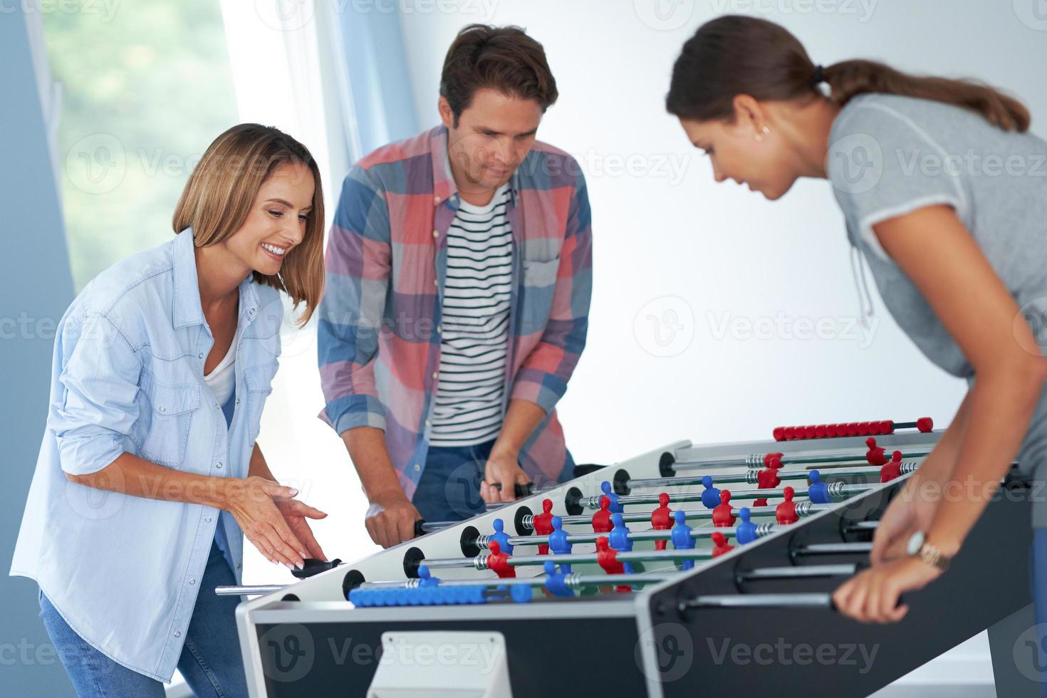 grupo de alunos jogando futebol de mesa no campus foto