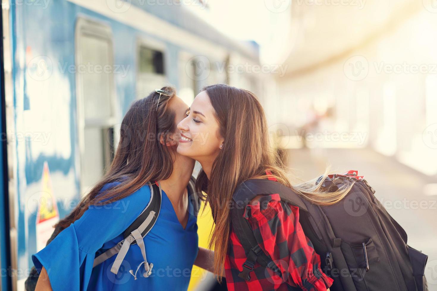 amigas turistas na plataforma ferroviária foto