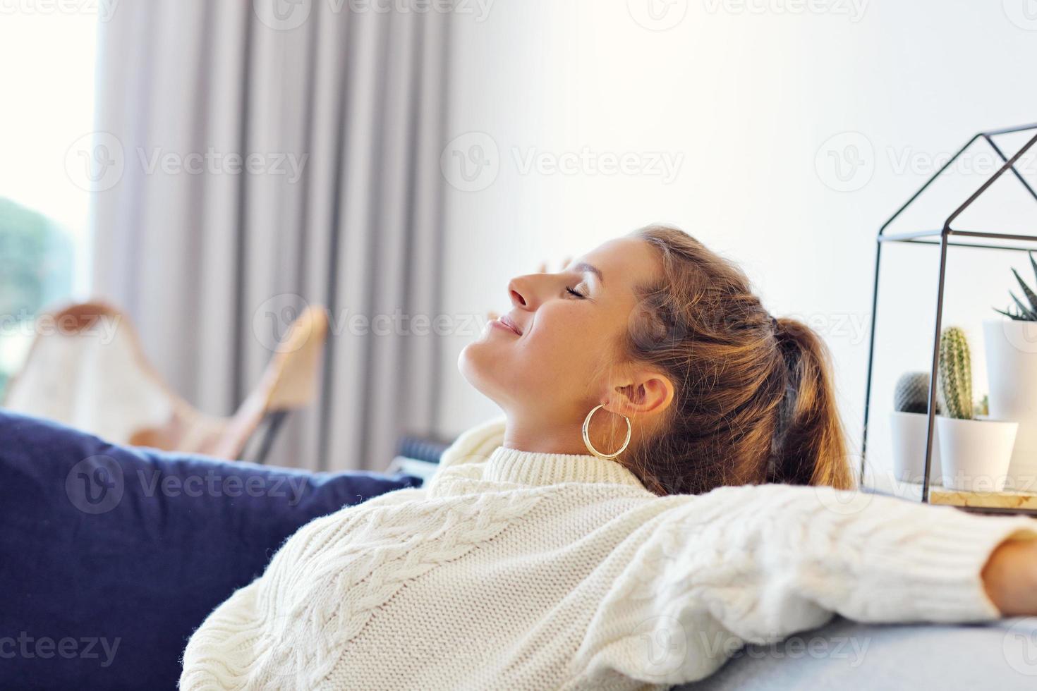 mulher adulta vestindo suéter quente descansando em casa um dia de outono foto