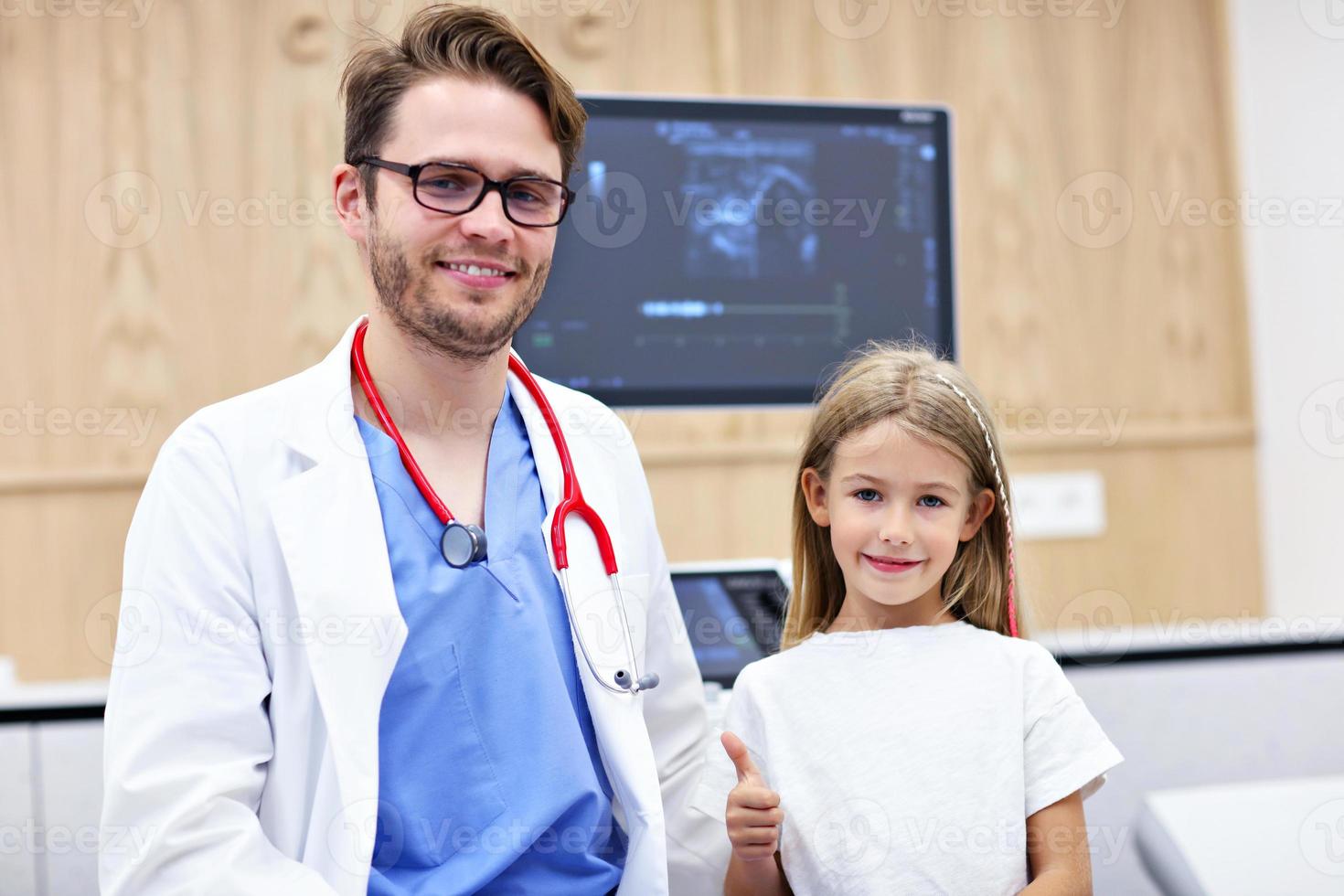 médico testando jovem com usg foto