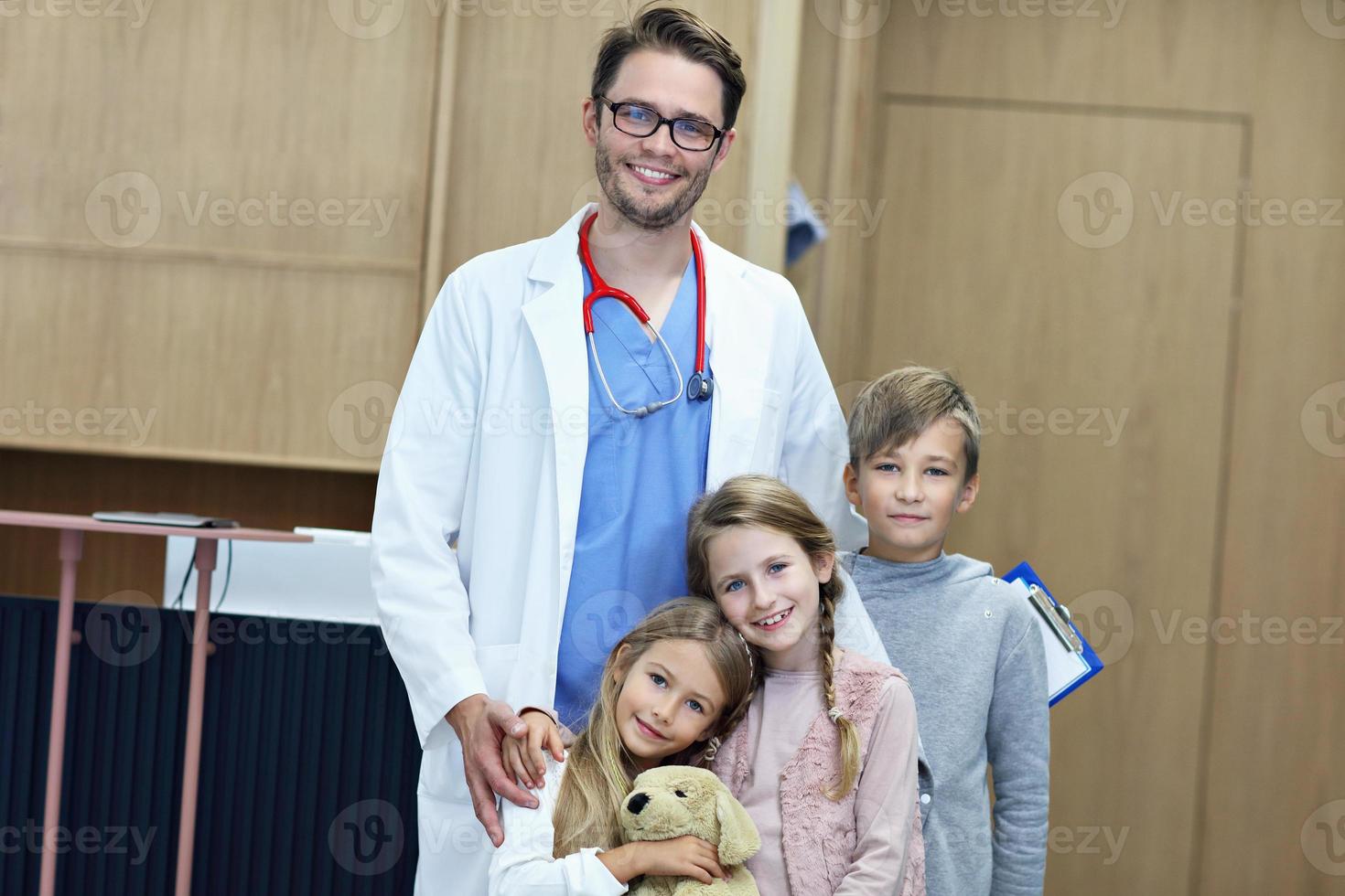 médico acolhendo crianças na clínica foto