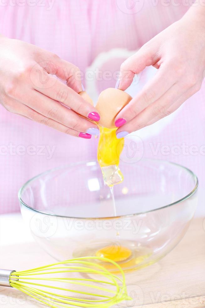 close-up de quebra de ovos foto
