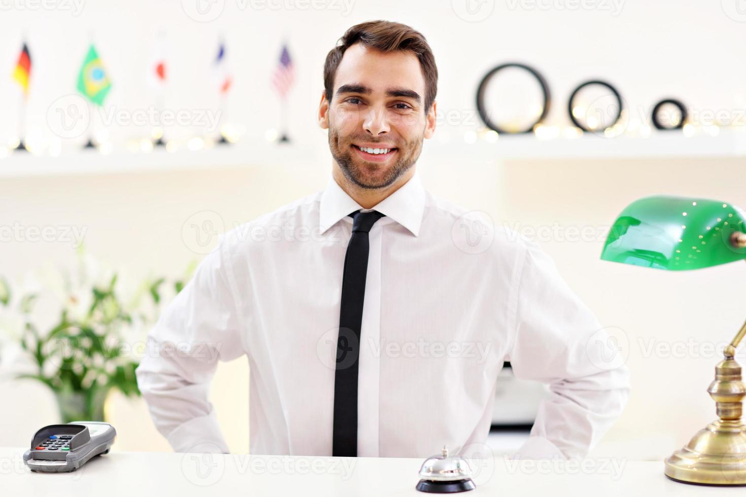 recepcionista masculino sorrindo foto