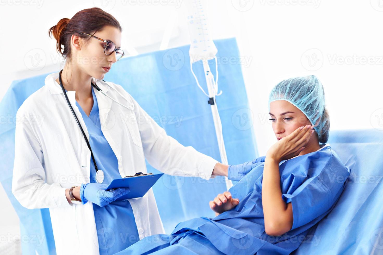médica cuidando de paciente no hospital foto