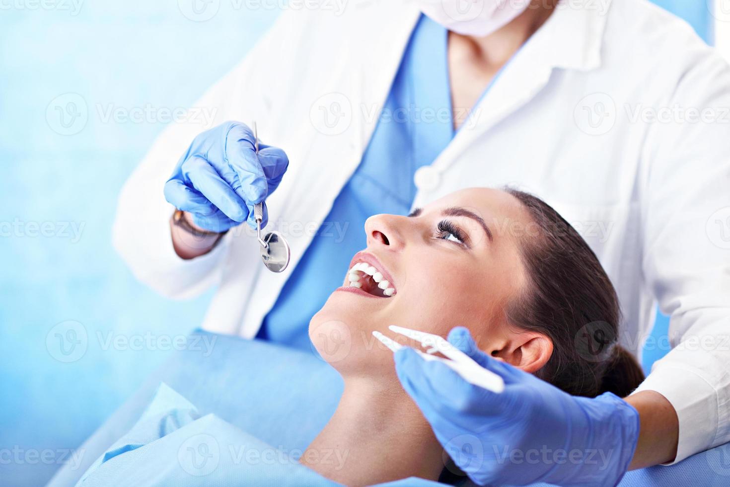 mulher adulta tendo uma visita ao dentista foto