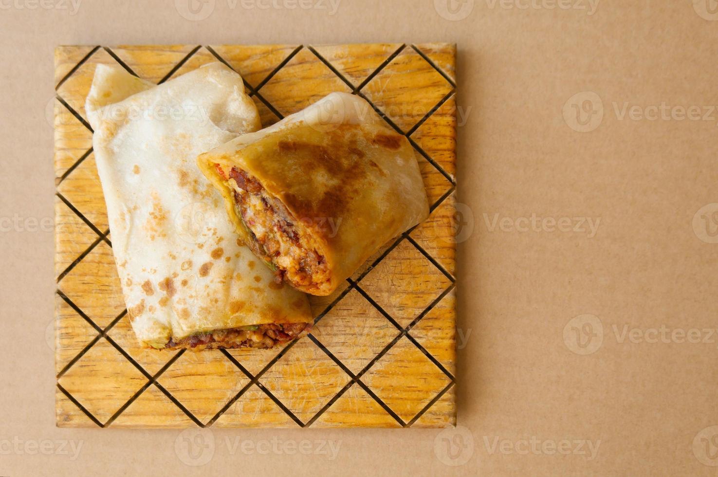 pastor mexicano burrito com carne e molho picante foto