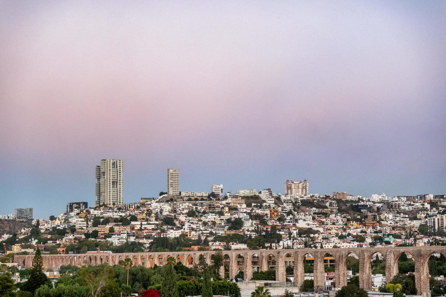 santiago de queretaro, queretaro, méxico - 09 de novembro de 2022 aqueduto de pedra antigo de queretaro que atravessa o centro da cidade foto