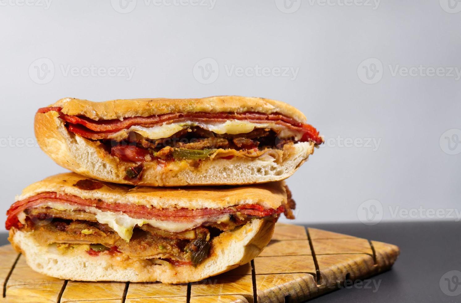 torta mexicana caprichosa grande com carne de porco à milanesa, pernil e queijo foto