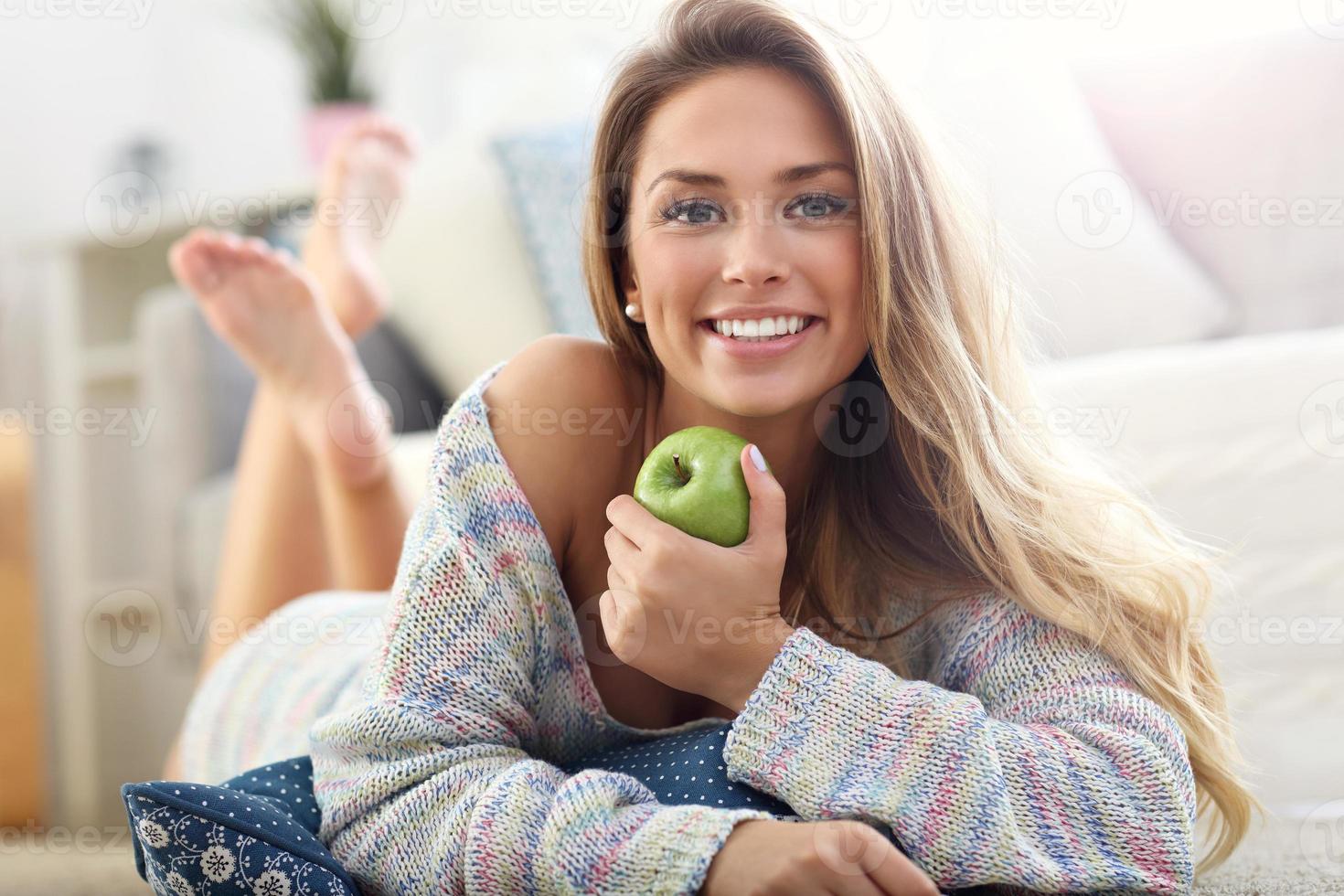 mulher feliz relaxando em casa foto
