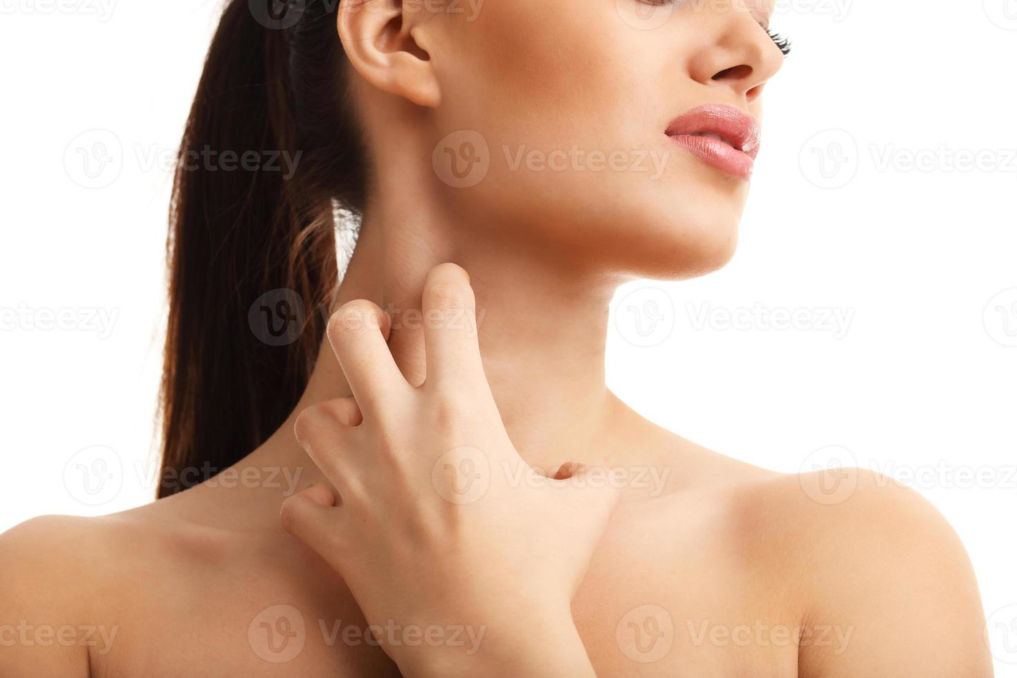 jovem mulher que sofre de dor de garganta isolada sobre fundo branco foto