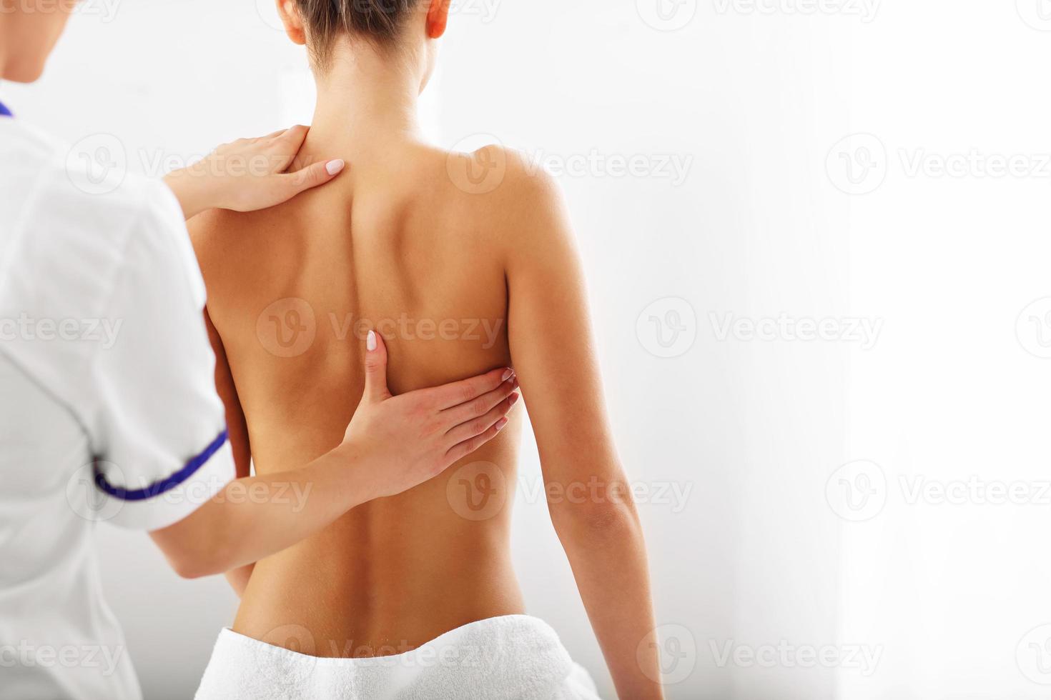 uma foto de mulher fazendo terapia nas costas