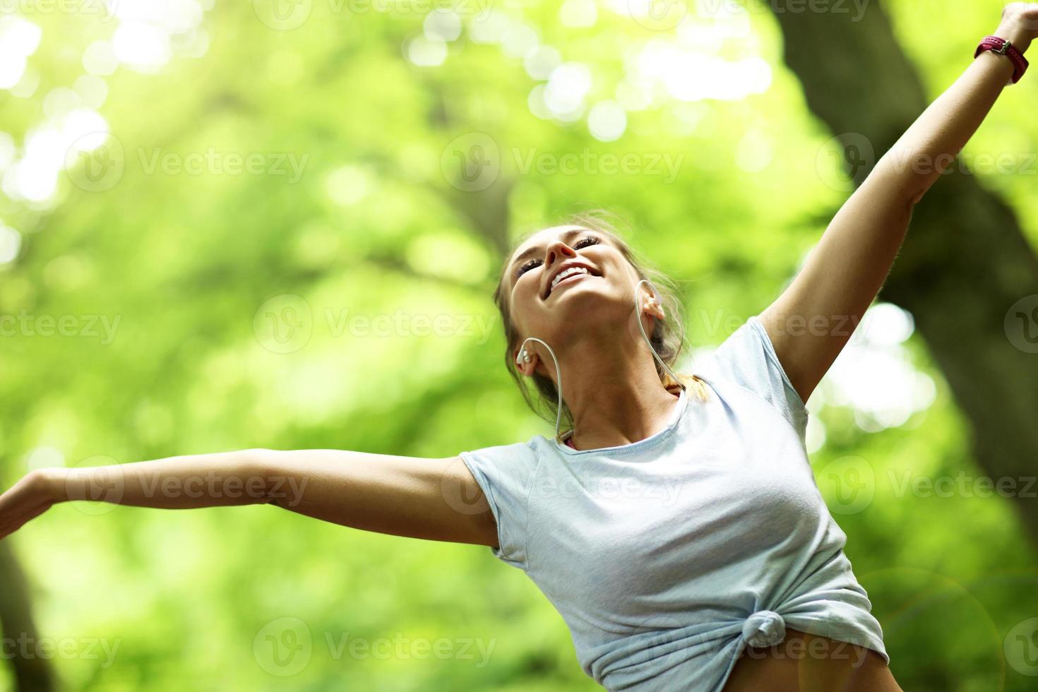 mulher correndo na floresta foto