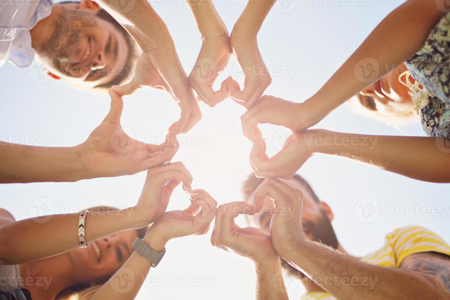 grupo de amigos se divertindo juntos na grama foto