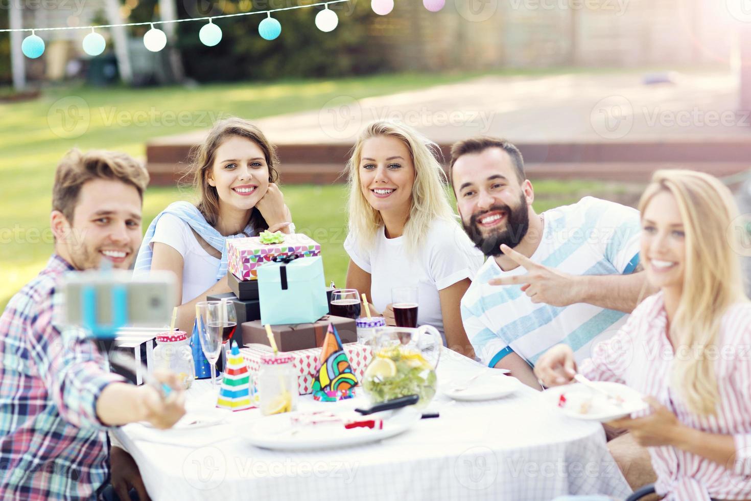 grupo de amigos se divertindo na festa de aniversário foto