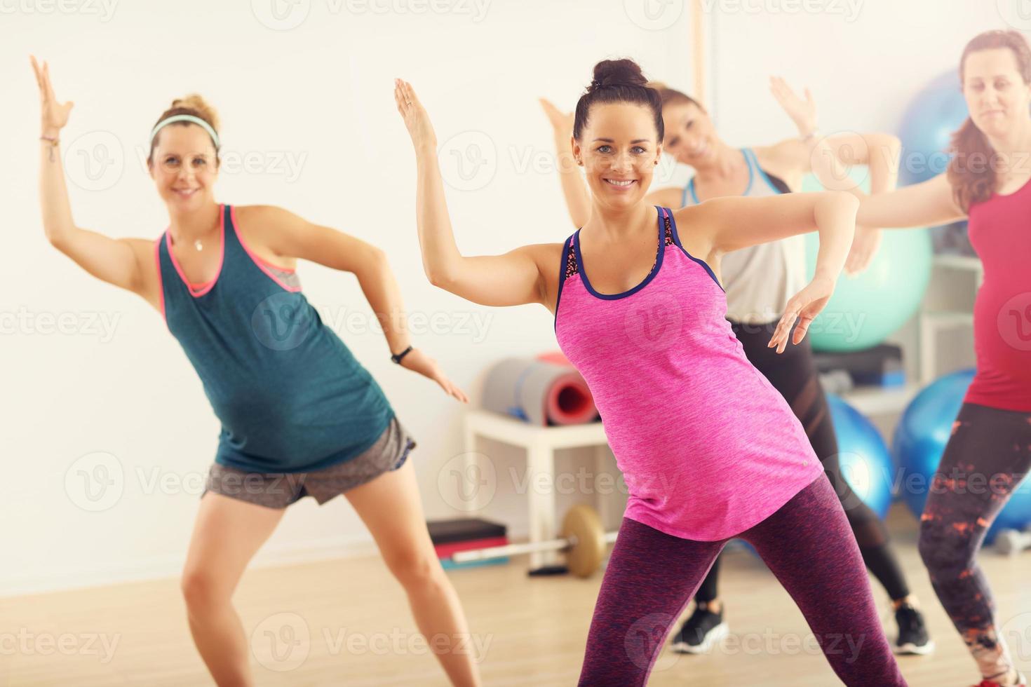 grupo de mulheres grávidas durante a aula de fitness foto